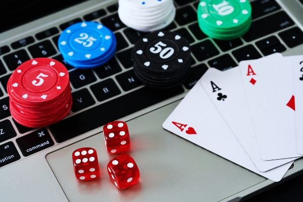 Antarmuka aplikasi mobile asia 99 menampilkan menu taruhan sepak bola dan live casino